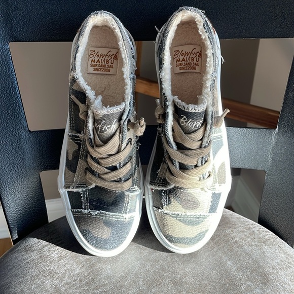 Blowfish Malibu Camouflage Faux Shearling
Lined Sneakers 
NWOT - Picture 7 of 10